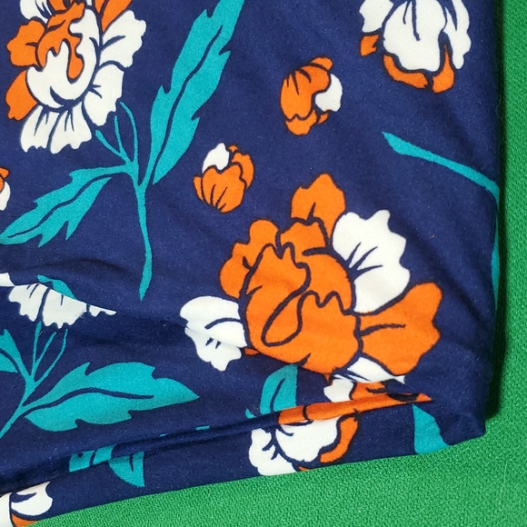 LuLaRoe tall and curvy blue floral leggings - Picture 2 of 7